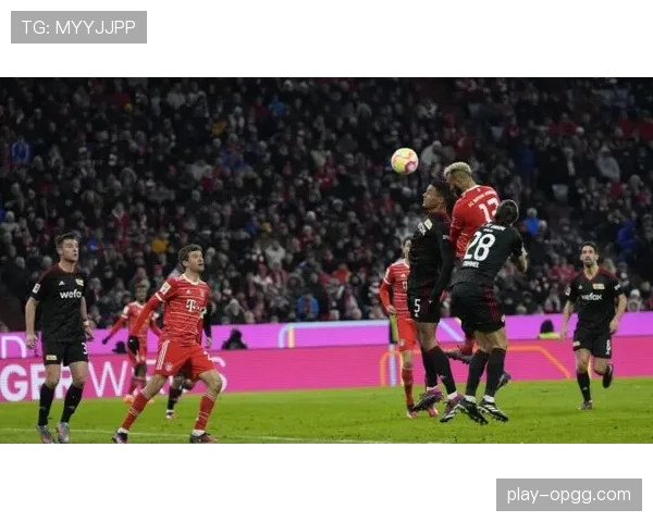 特写:告别战替补登场,诺伊尔与拜仁慕尼黑球迷的温情告别 特写:告别战替补登场,诺伊尔与拜仁慕尼黑球迷的温情告别